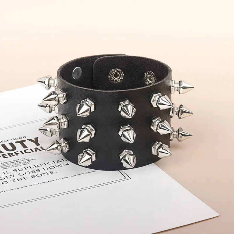 Bracelet punk cuir noir, clous métalliques